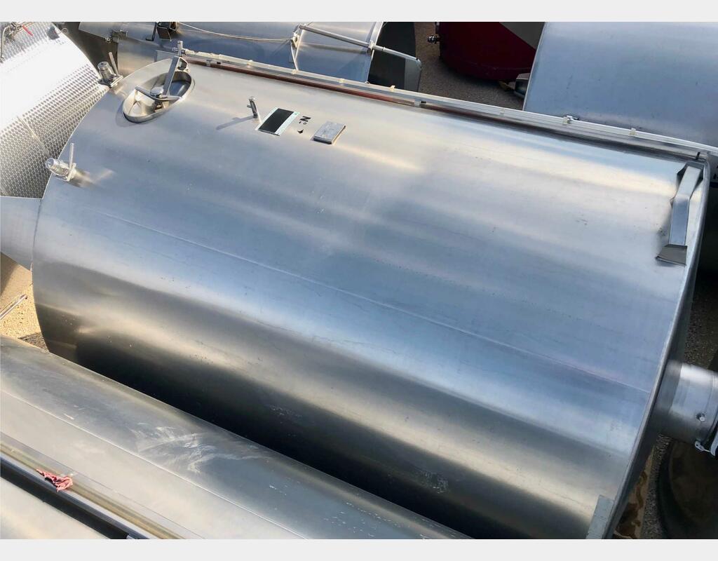 Closed stainless steel tank