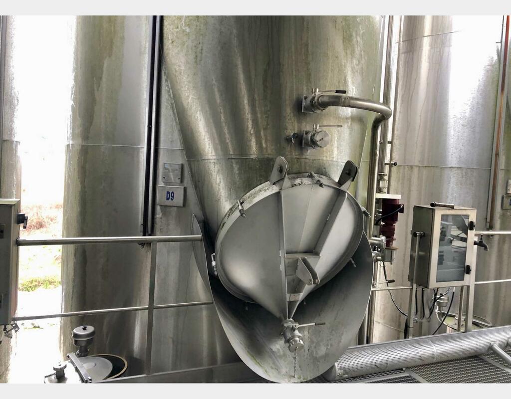 Stainless steel tank - Self-draining, compartmentalized