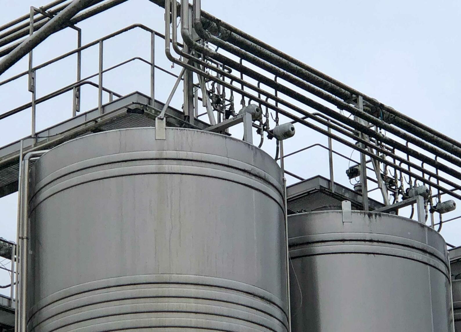 Stainless steel tank - Self-draining, compartmentalized