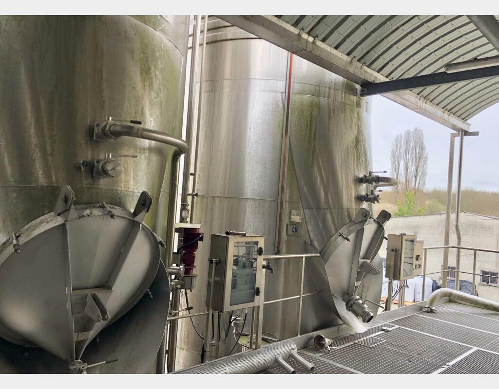 Stainless steel tank - Self-draining, compartmentalized