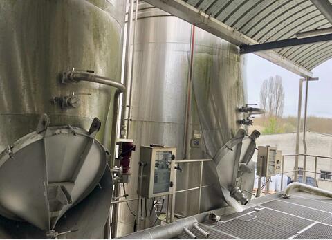 Stainless steel tank - Self-draining, compartmentalized