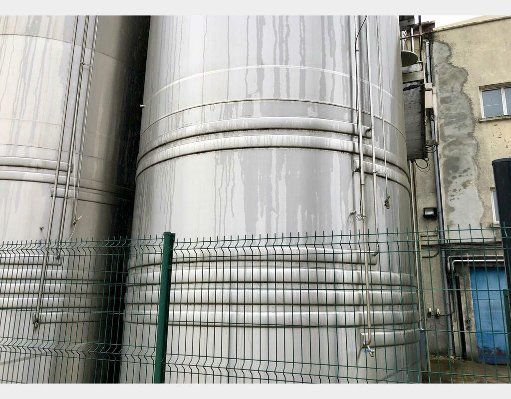 Stainless steel tank - Self-draining, compartmentalized