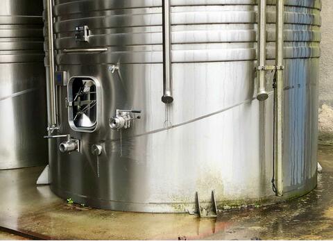 Stainless steel tank - Self-draining, compartmentalized