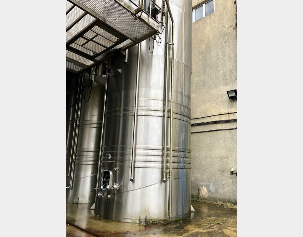 Stainless steel tank - Self-draining, compartmentalized