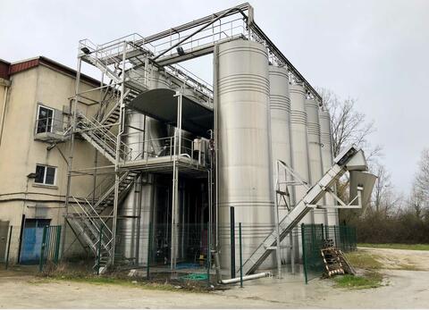 Stainless steel tank - Self-draining, compartmentalized