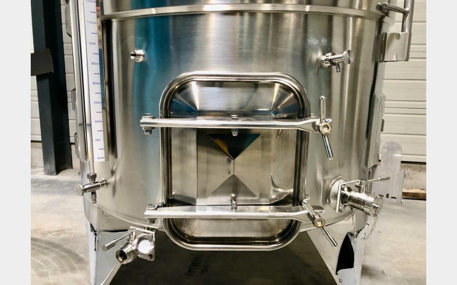 Cuve inox 304 thermor&eacute;gul&eacute;e chapeau flottant 22.9 HL (2 297 litres) ARSILAC