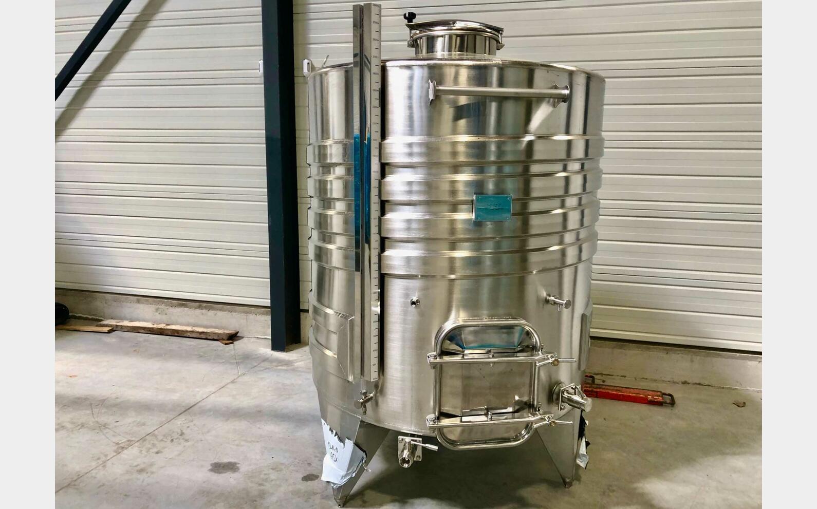 Cuve inox 304 thermor&eacute;gul&eacute;e sur pieds 25.4 HL (2 547 litres) ARSILAC