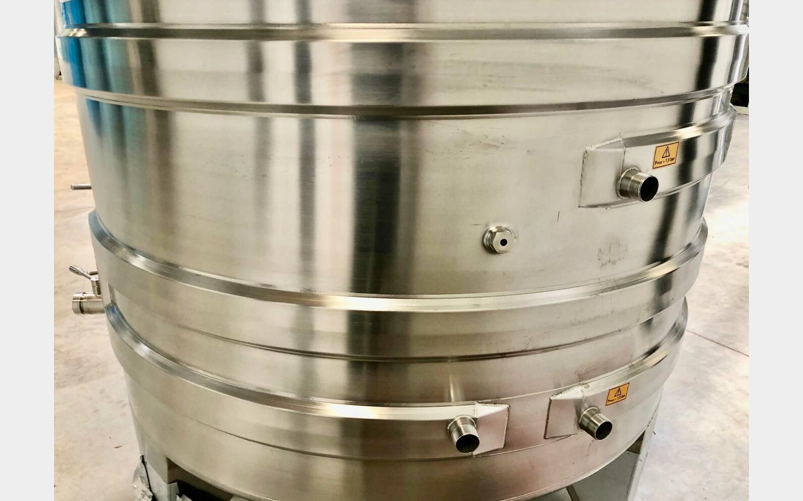 Cuve inox 304 thermor&eacute;gul&eacute;e sur pieds 25.4 HL (2 547 litres) ARSILAC