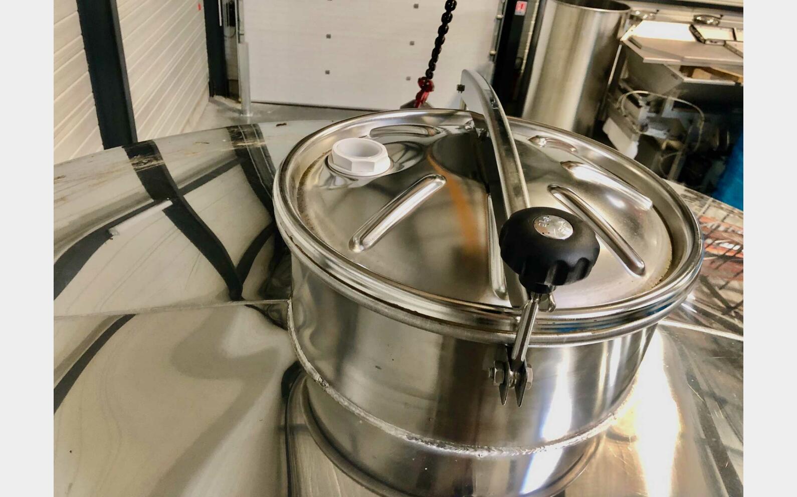 Cuve inox 304 thermor&eacute;gul&eacute;e sur pieds 72.27 HL (7 227 litres) ARSILAC