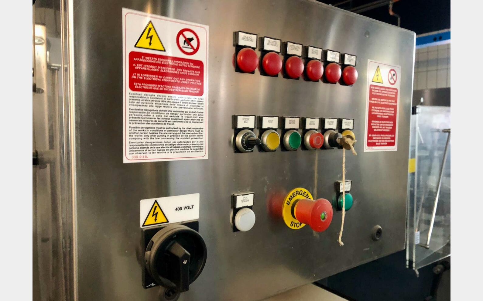 Labelling machine - Stickers - 3 stations 4500 Bottles/hour CAVAGNINO AND GATTI