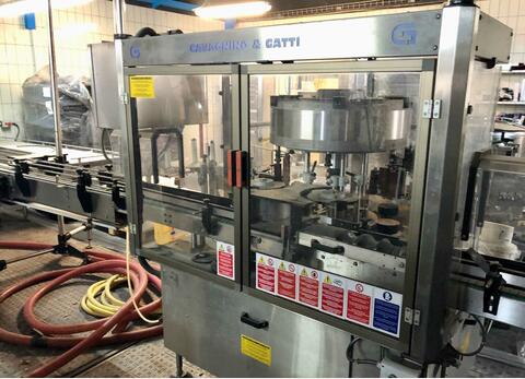 Etiqueteuse - Autocollants 4500 B/H 4500 bouteilles / heure CAVAGNINO ET GATTI