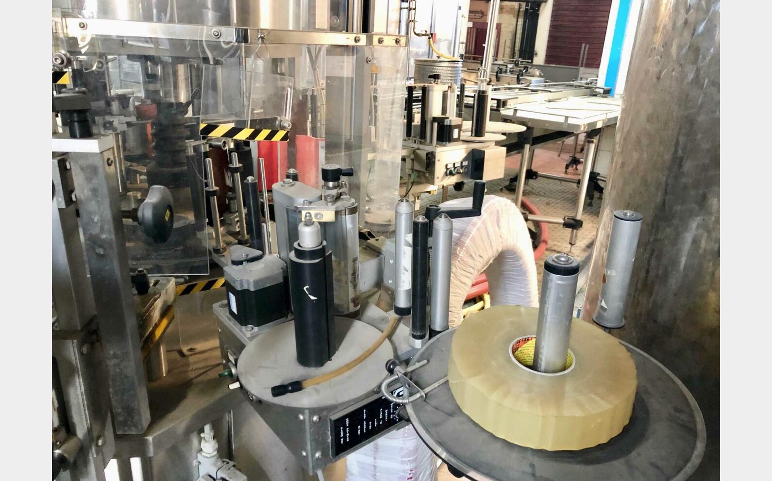 Etiqueteuse - Autocollants 4500 B/H 4500 bouteilles / heure CAVAGNINO ET GATTI