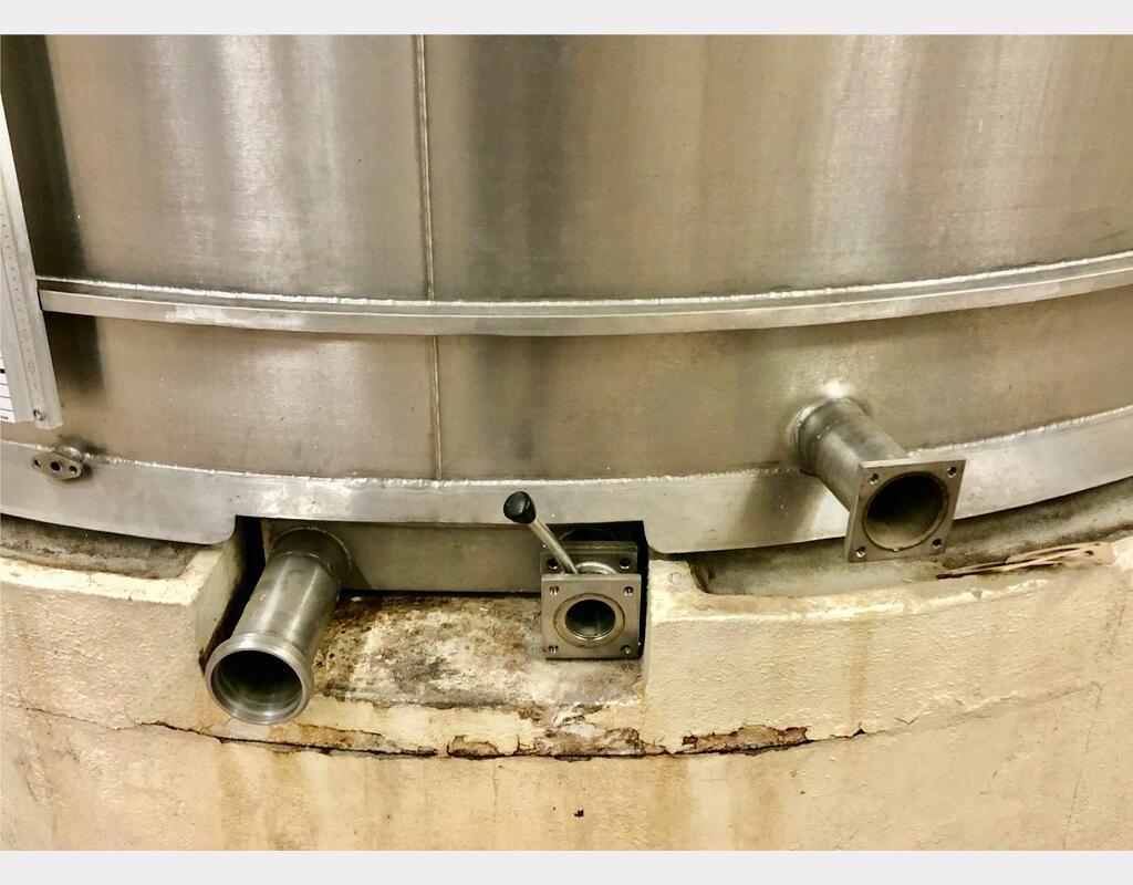 Stainless steel tank  - On base