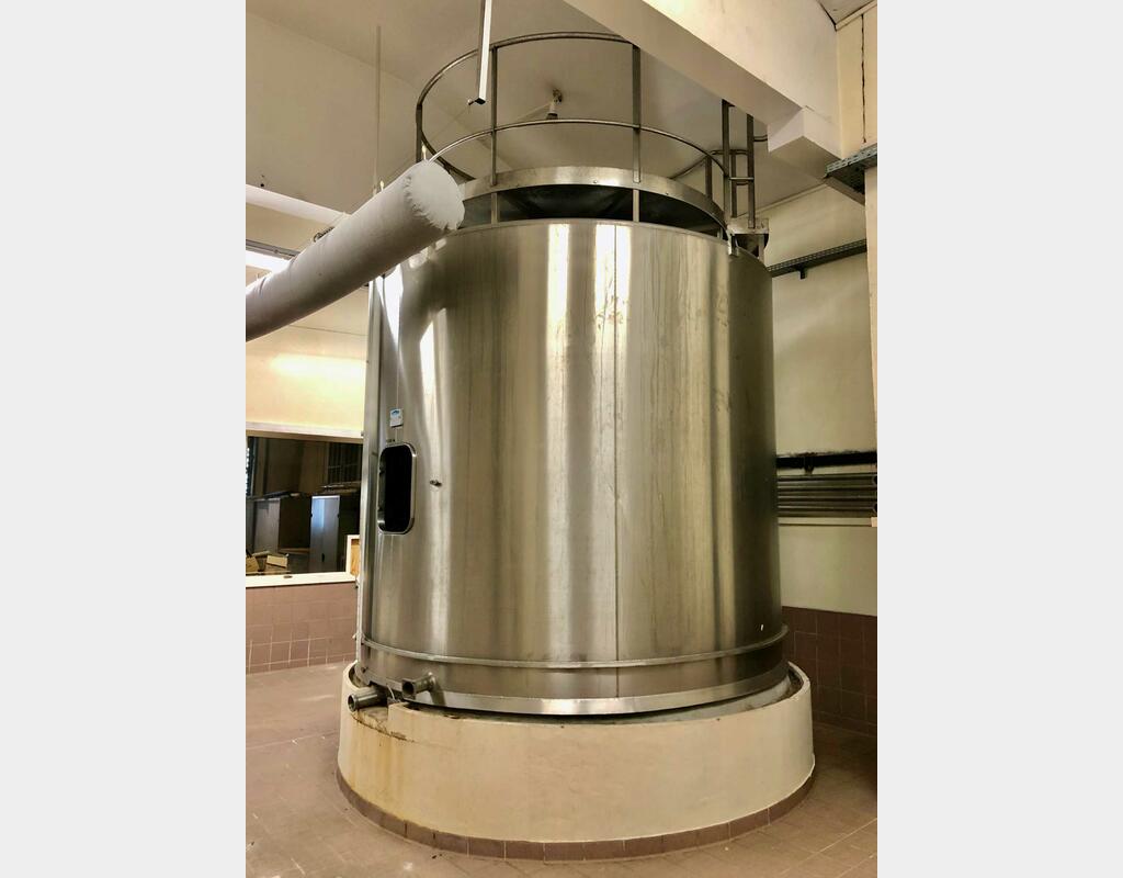 Stainless steel tank  - On base