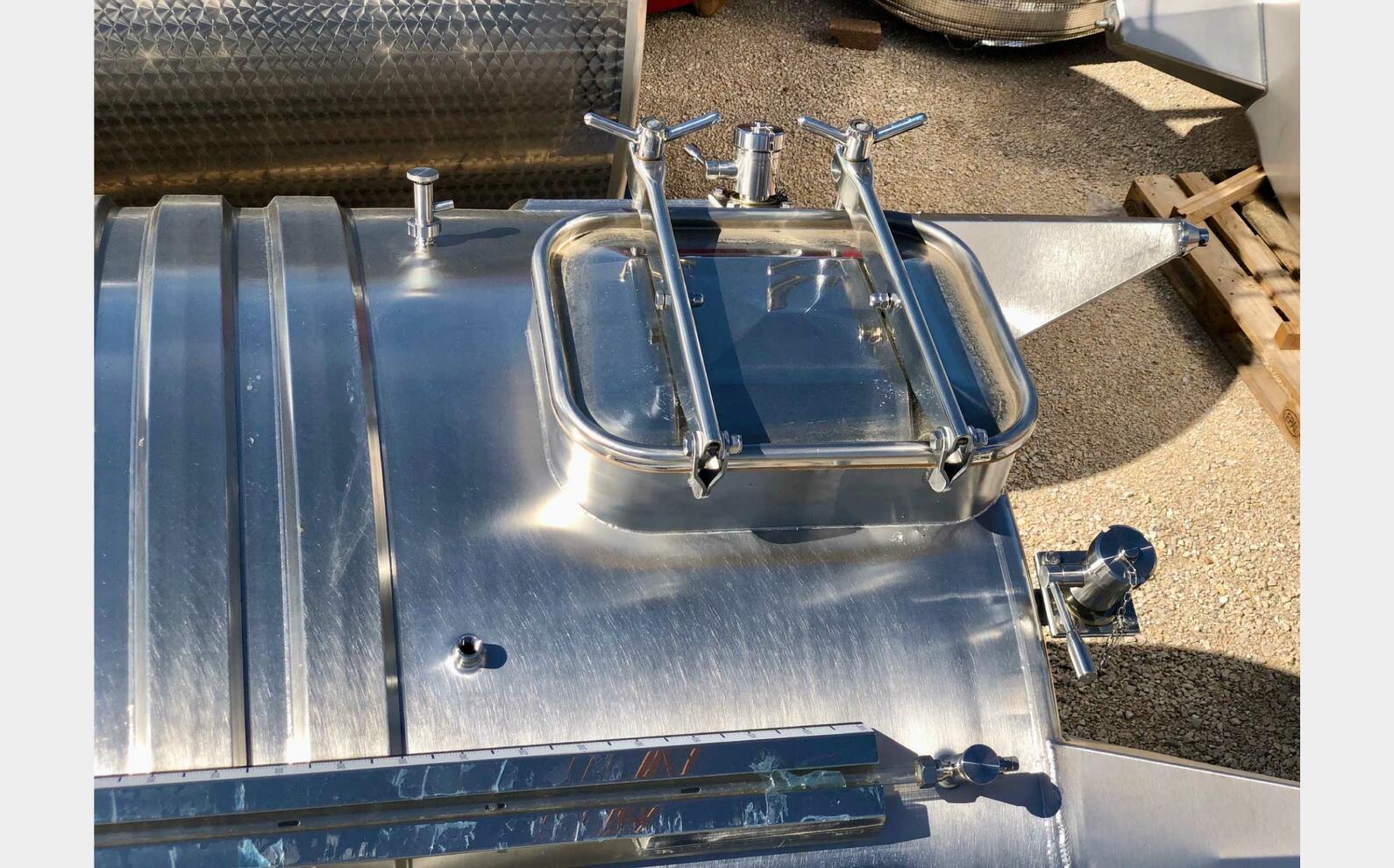 Cuve inox 304 thermor&eacute;gul&eacute;e sur pieds 81.17 HL (8 117 Litres) ARSILAC