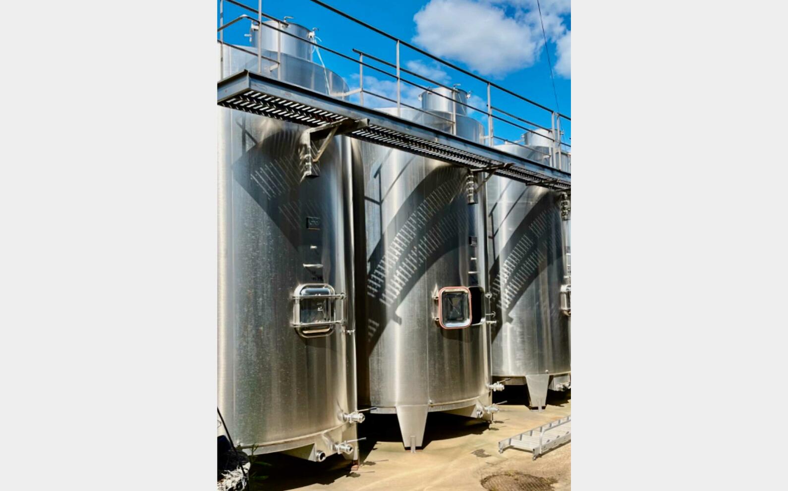Stainless steel tank - On feet 185 HL (18 500 litres)