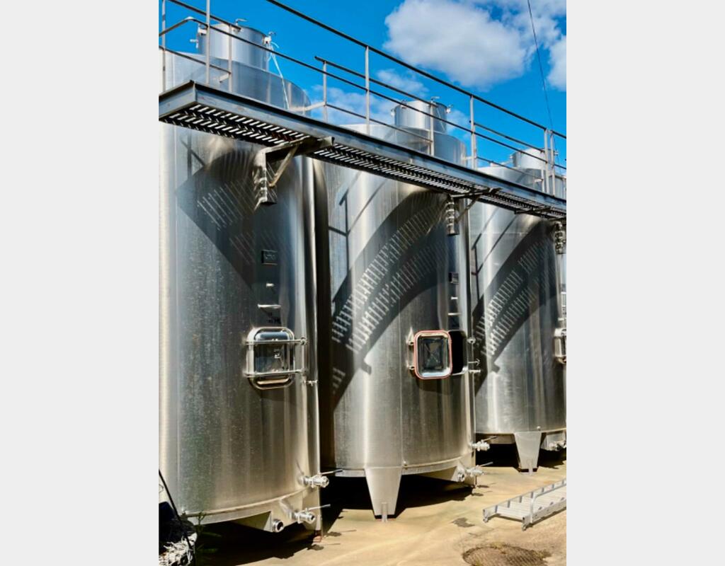 Stainless steel tank - On feet 185 HL (18 500 litres)