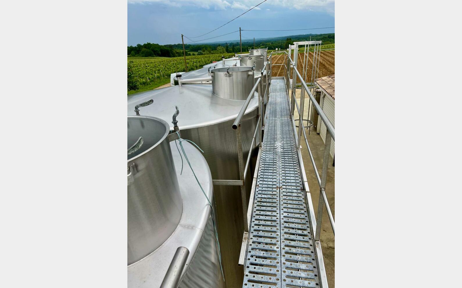 Stainless steel tank - On feet 185 HL (18 500 litres)