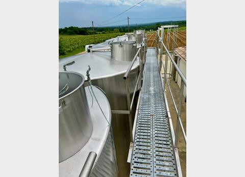 Stainless steel tank - On feet 185 HL (18 500 litres)