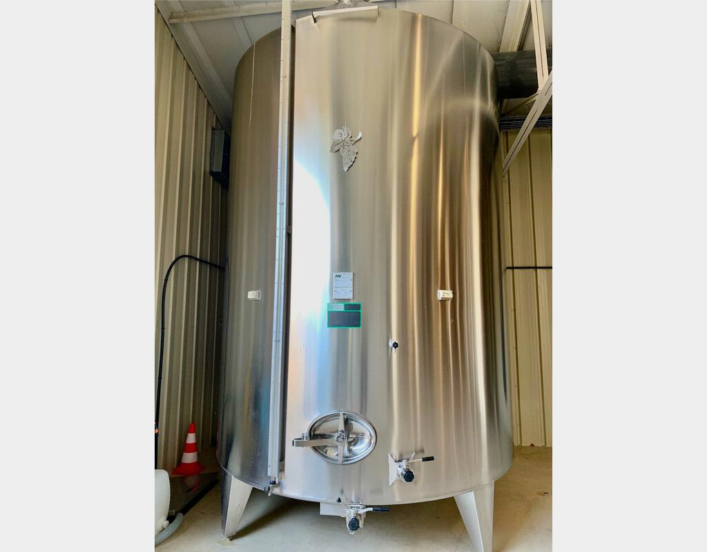 Stainless steel cylindrical tank - Vertical - On feet