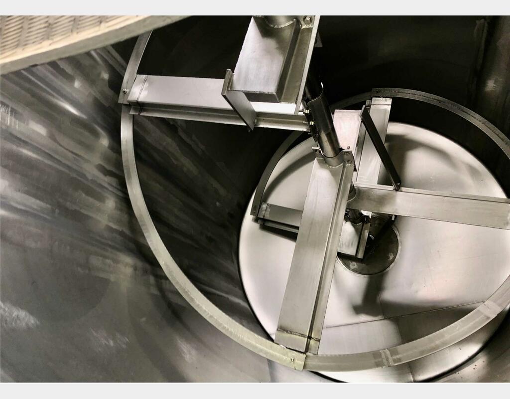 Horizontal stainless steel tank - Thermo-regulated self-draining
