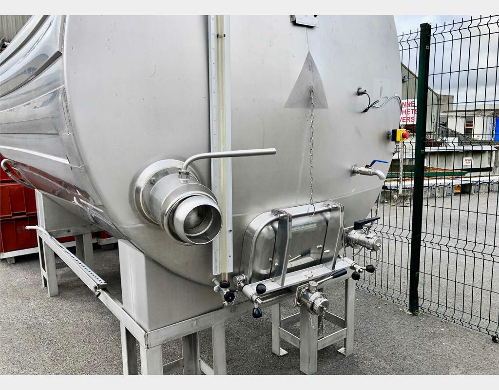 Horizontal stainless steel tank - Thermo-regulated self-draining