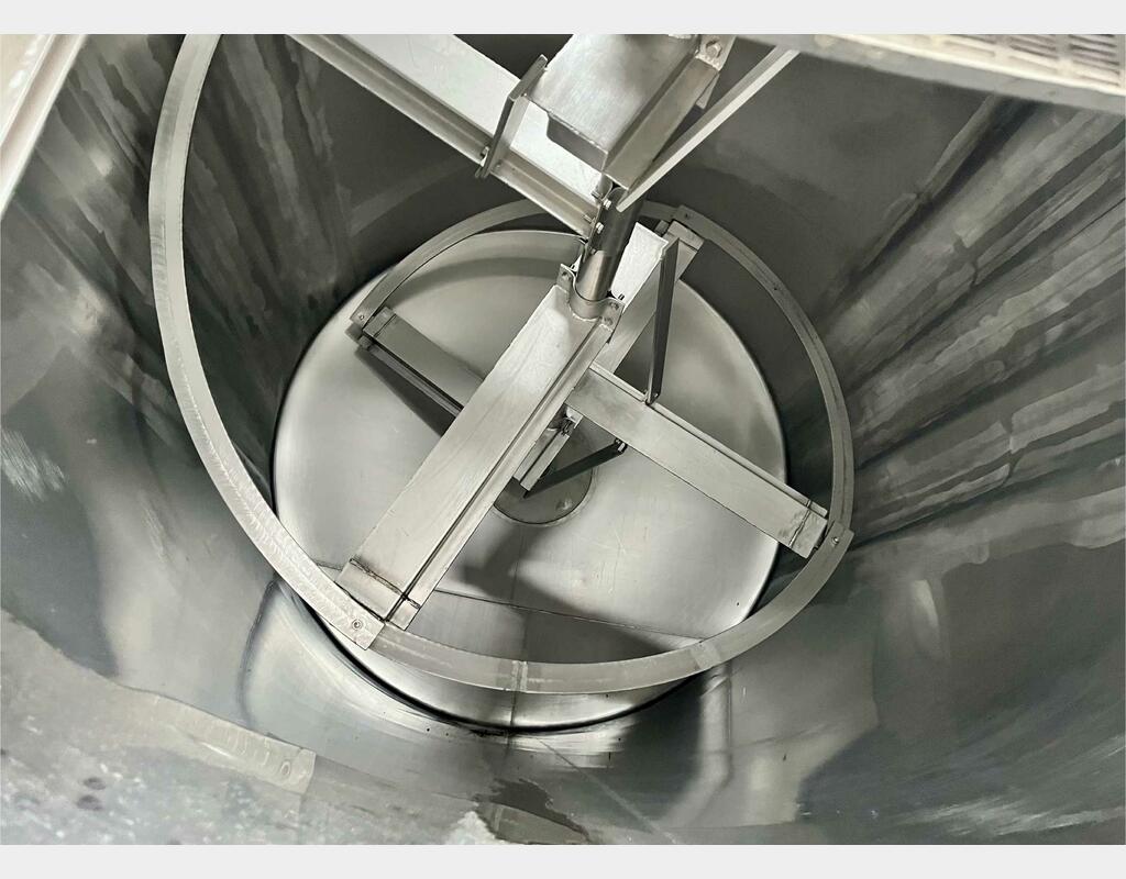 Horizontal stainless steel tank - Thermo-regulated self-draining