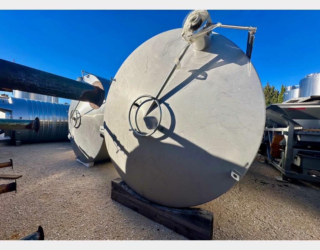 Stainless steel storage tank - On feet