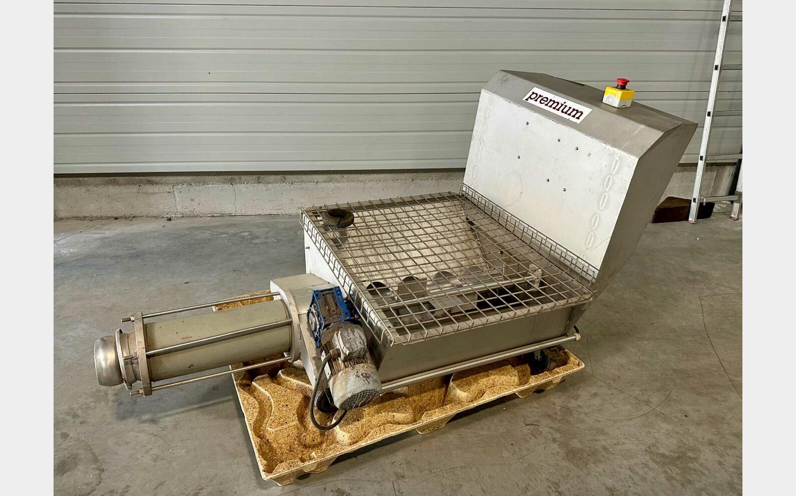 Grape and pomace pump
