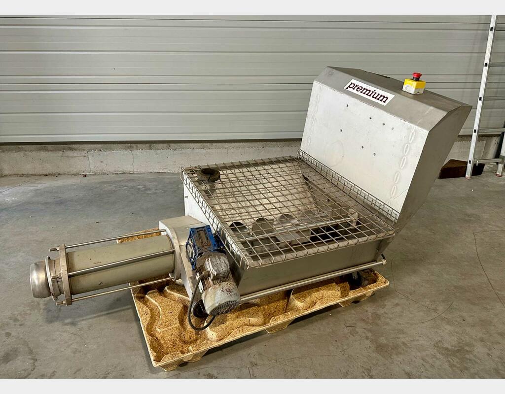 Grape and pomace pump