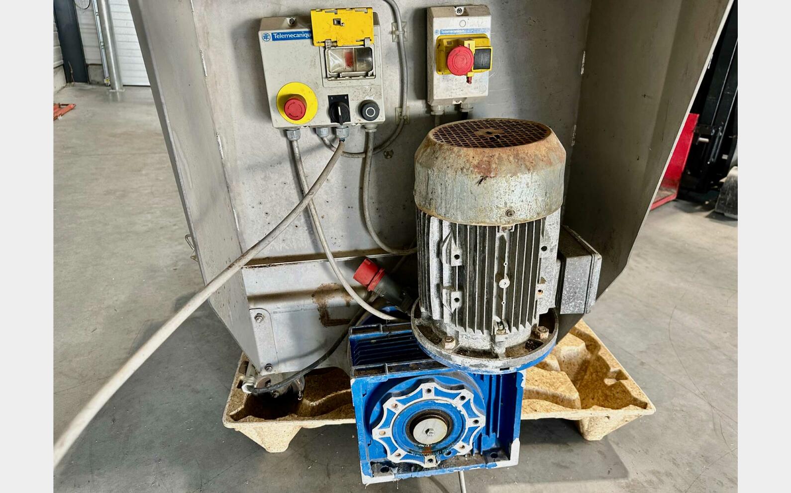 Grape and pomace pump