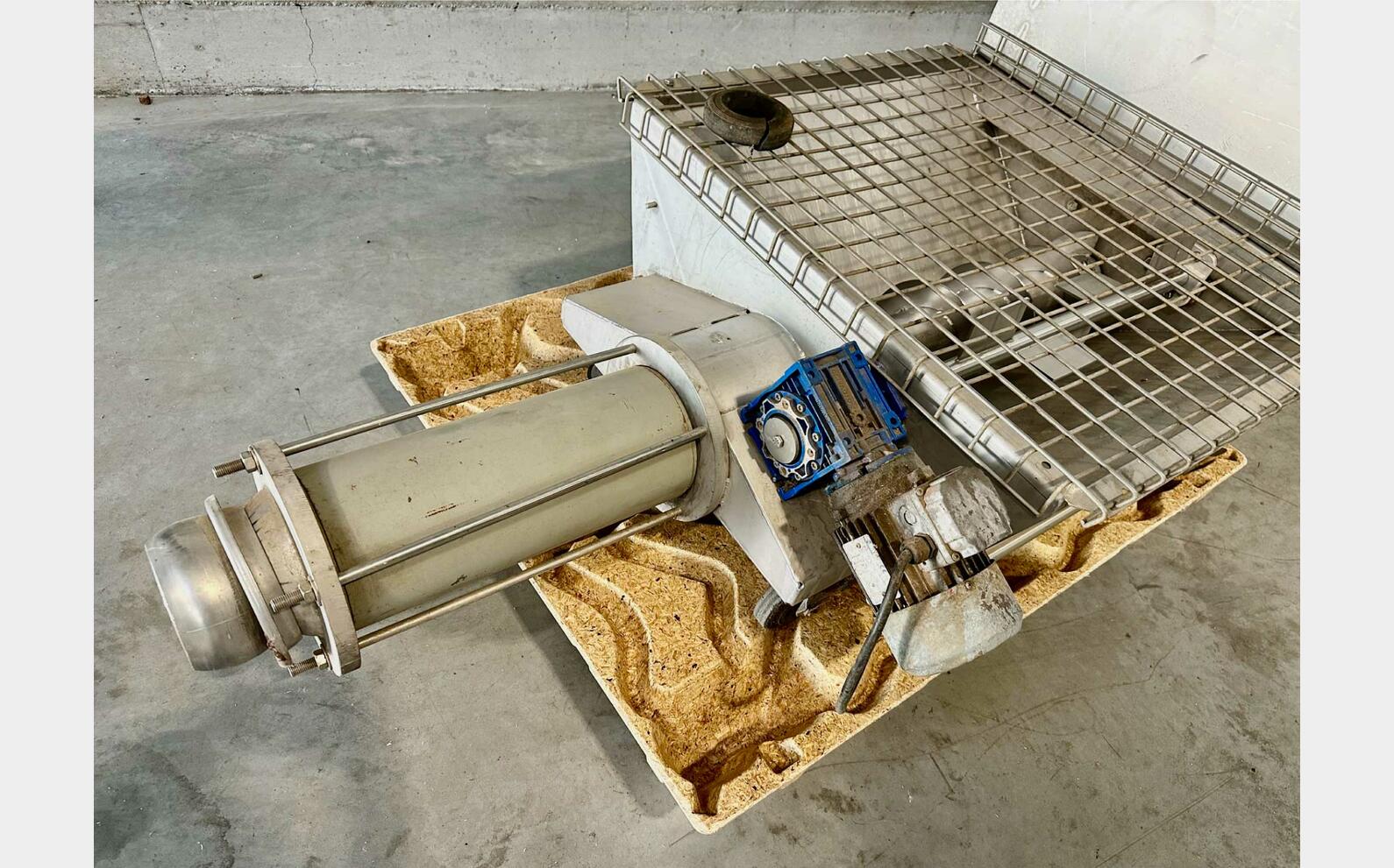 Grape and pomace pump