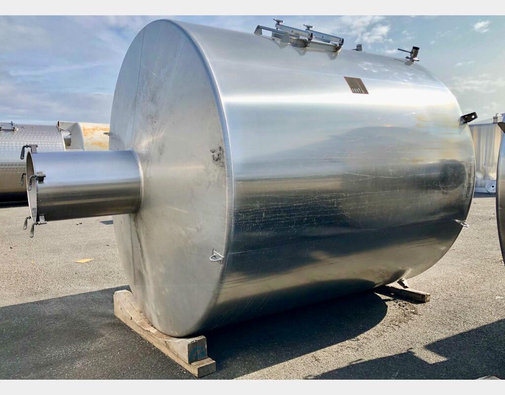 Stainless steel cylindrical tank - On cement base