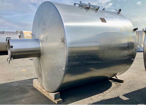 Stainless steel cylindrical tank - On cement base