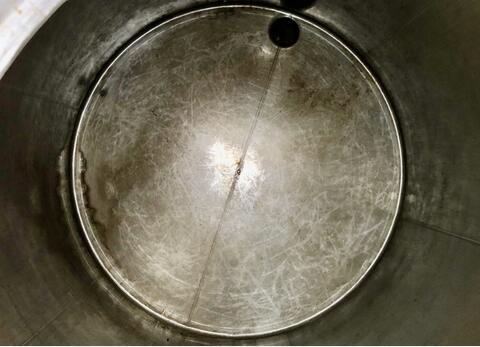 Stainless steel cylindrical tank - On cement base