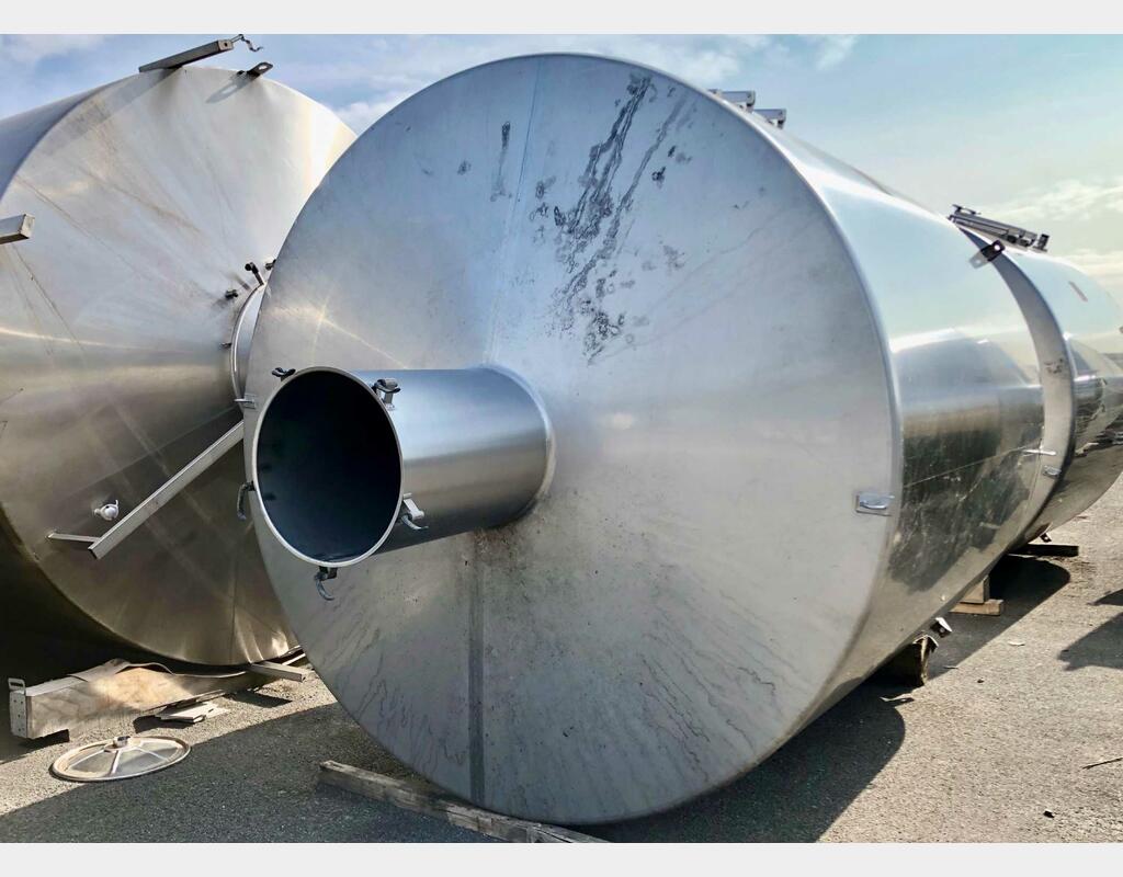Stainless steel cylindrical tank - On cement base