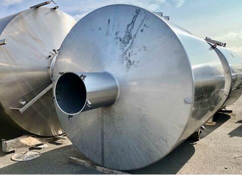 Stainless steel cylindrical tank - On cement base