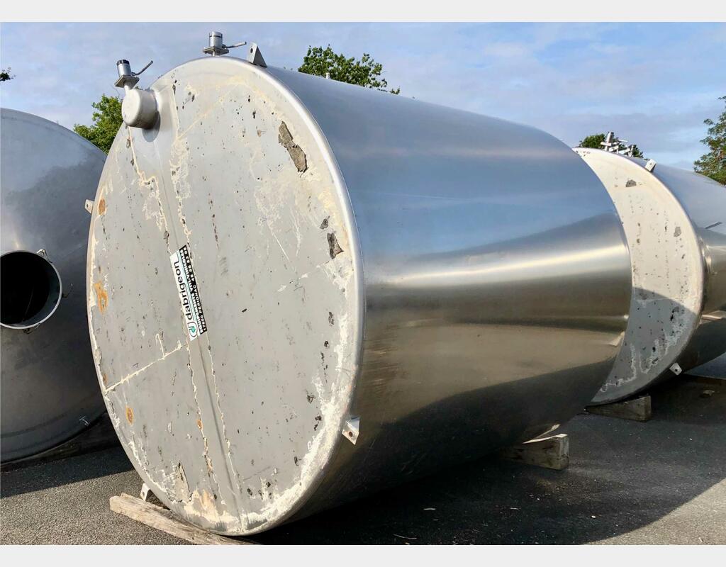 Stainless steel cylindrical tank - On cement base