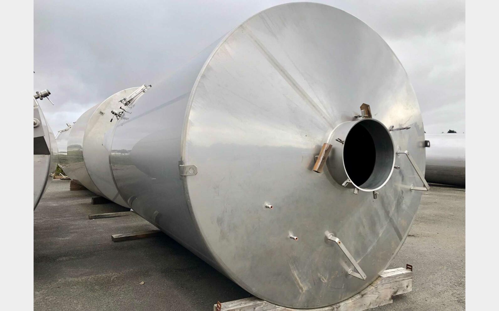 Stainless steel tank on legs 300 HL (30 000 litres) GUERIN