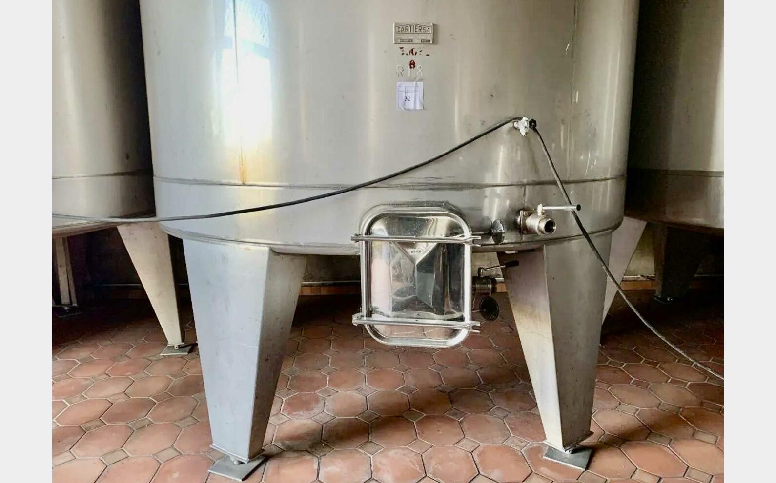 Stainless steel tank on legs 300 HL (30 000 litres) CARTIER