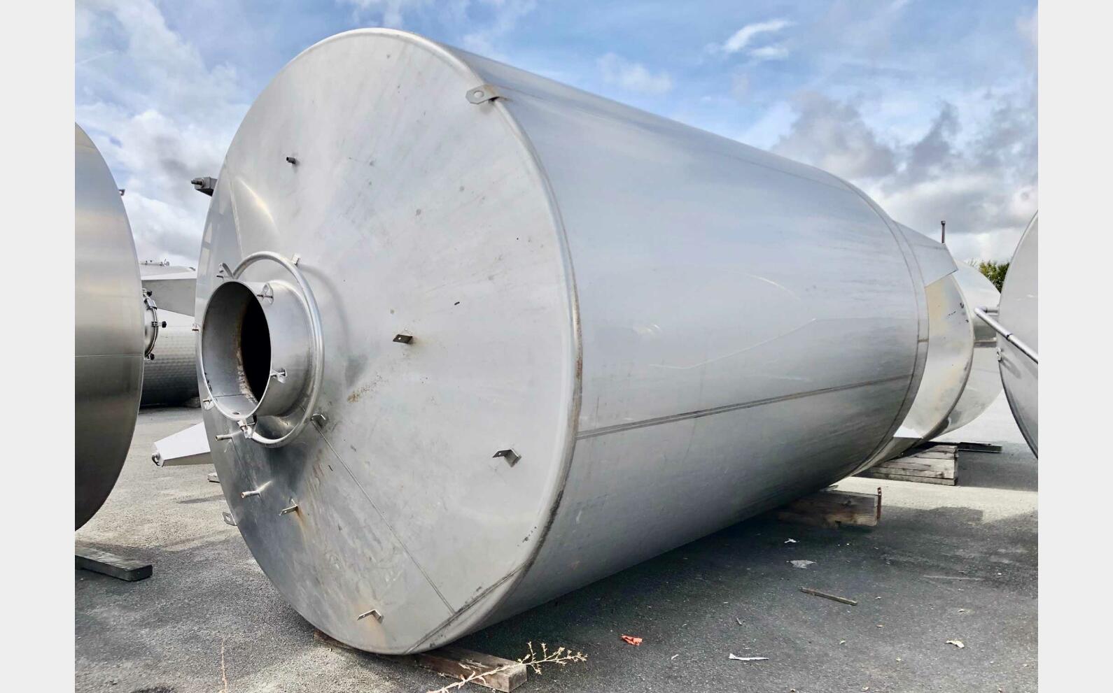 Stainless steel tank on legs 300 HL (30 000 litres) CARTIER