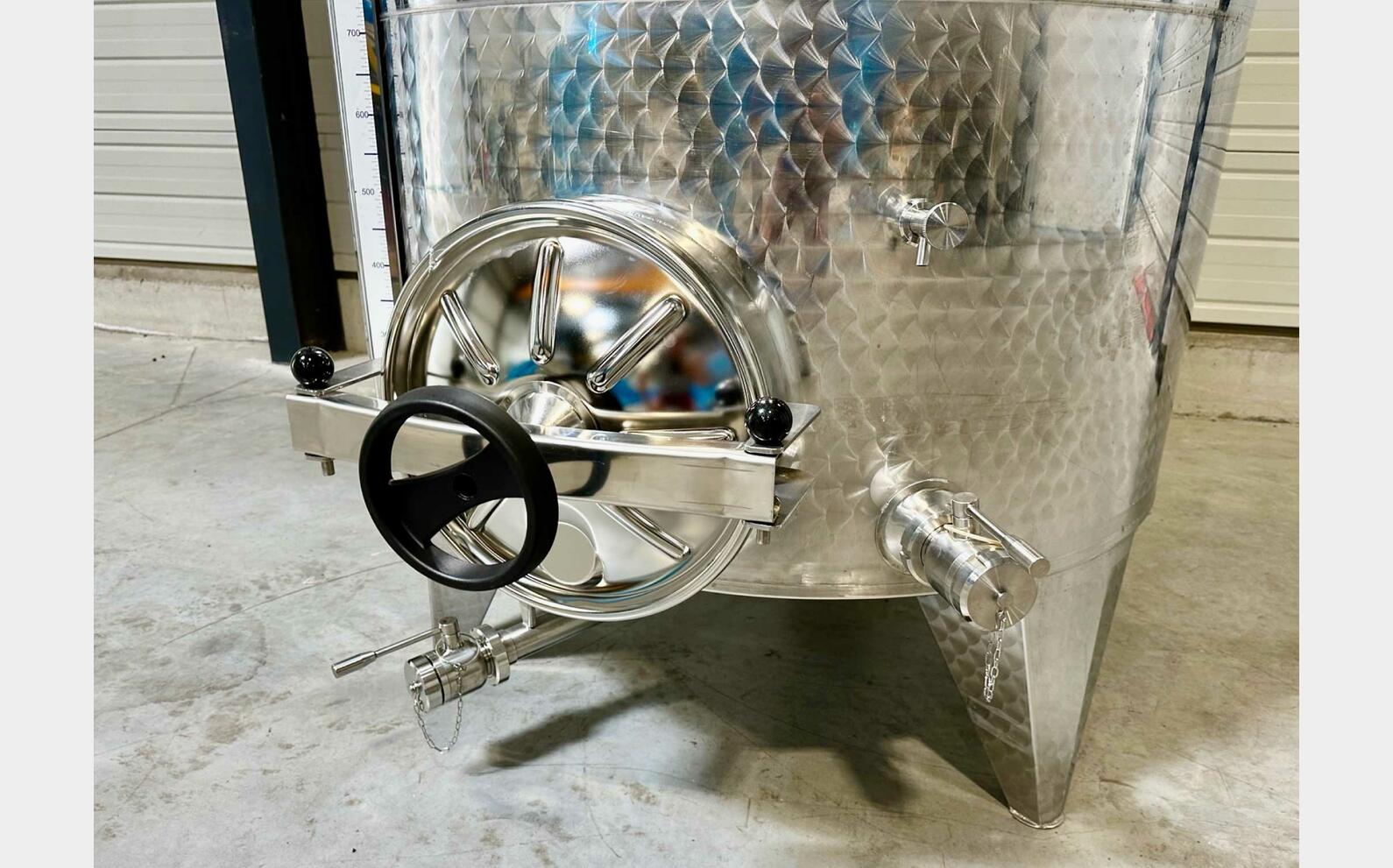 Cuve inox 304 thermor&eacute;gul&eacute;e fond bomb&eacute; sur pieds 26.2 HL (2 623 litres) ARSILAC
