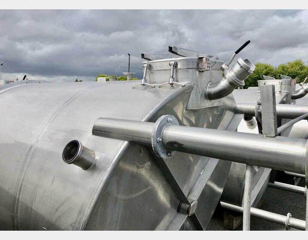 Agitated stainless steel tank - Inclined bottom on feet