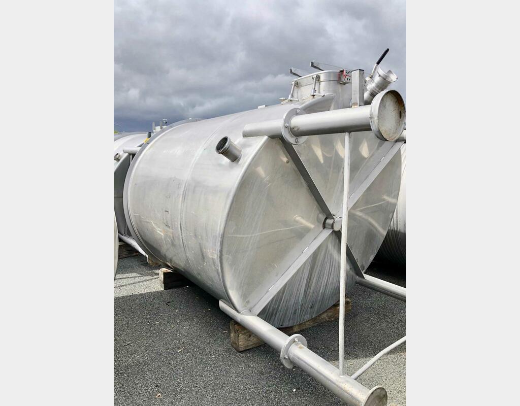 Agitated stainless steel tank - Inclined bottom on feet