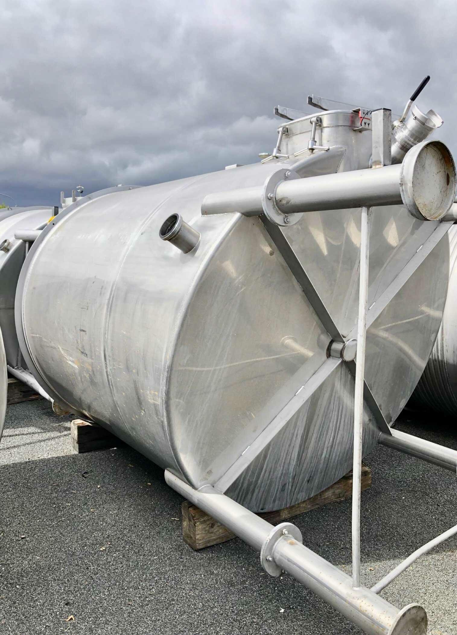 Agitated stainless steel tank - Inclined bottom on feet