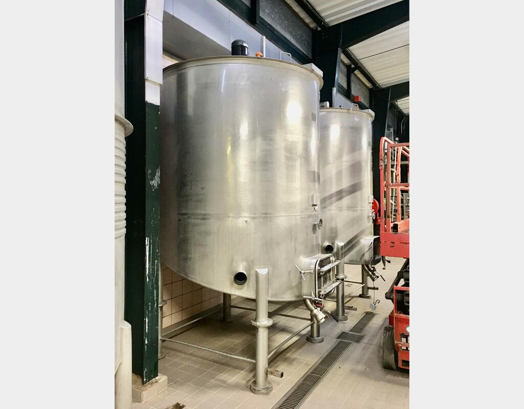 Agitated stainless steel tank - Inclined bottom on feet