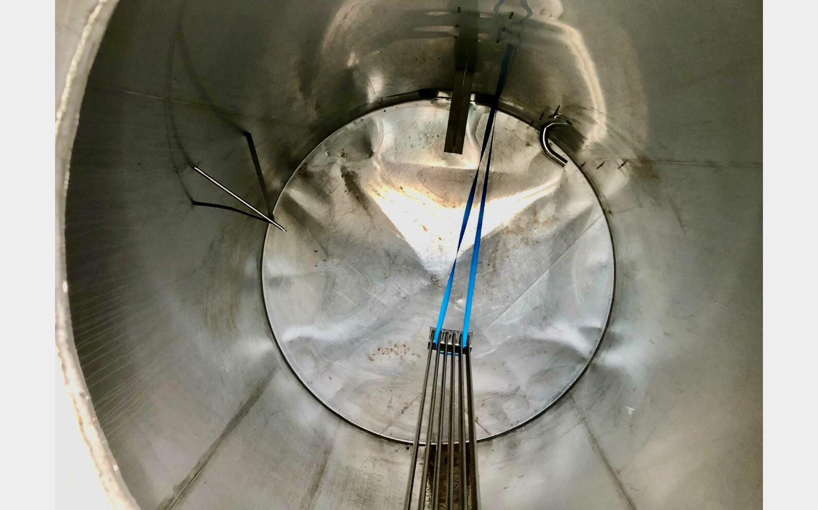 Stainless steel tank - On legs 106 HL (10 600 litres)