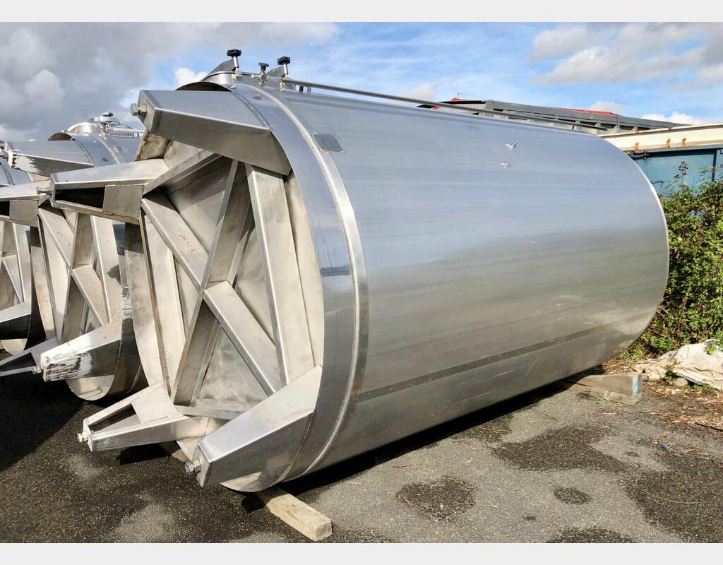 Stainless steel cylindrical tank - Vertical on legs