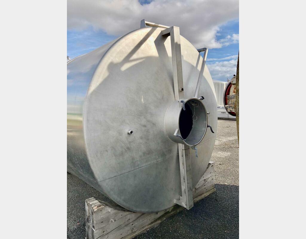 Closed stainless steel tank - Conical bottom on feet