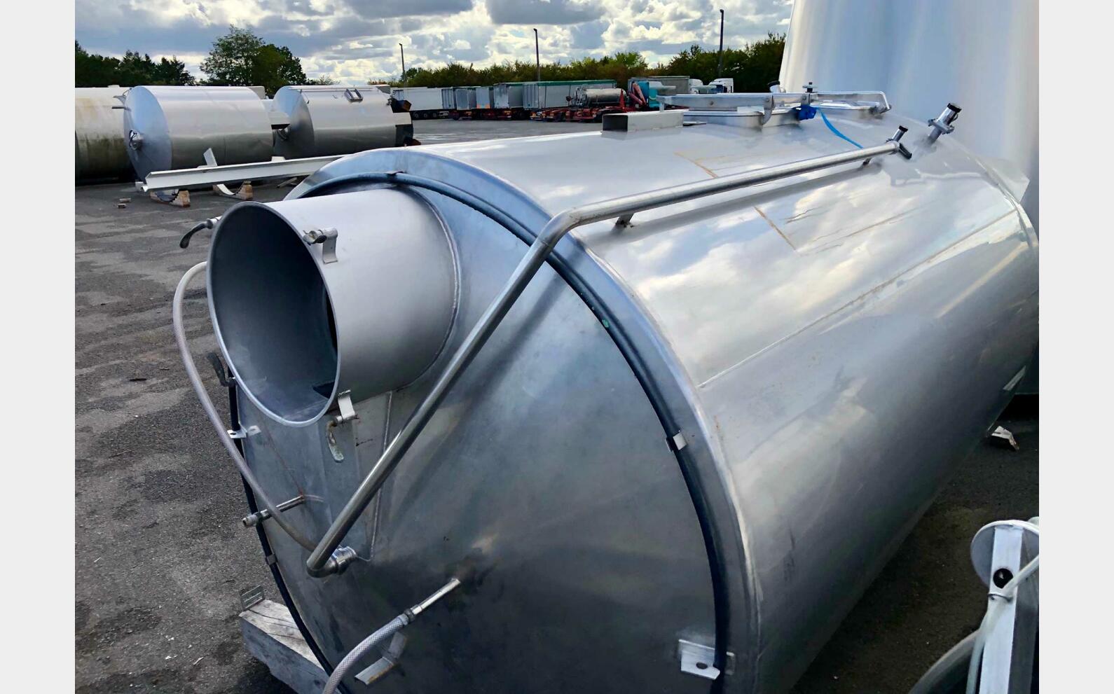 Stainless steel tank - On legs 106 HL (10 600 litres)